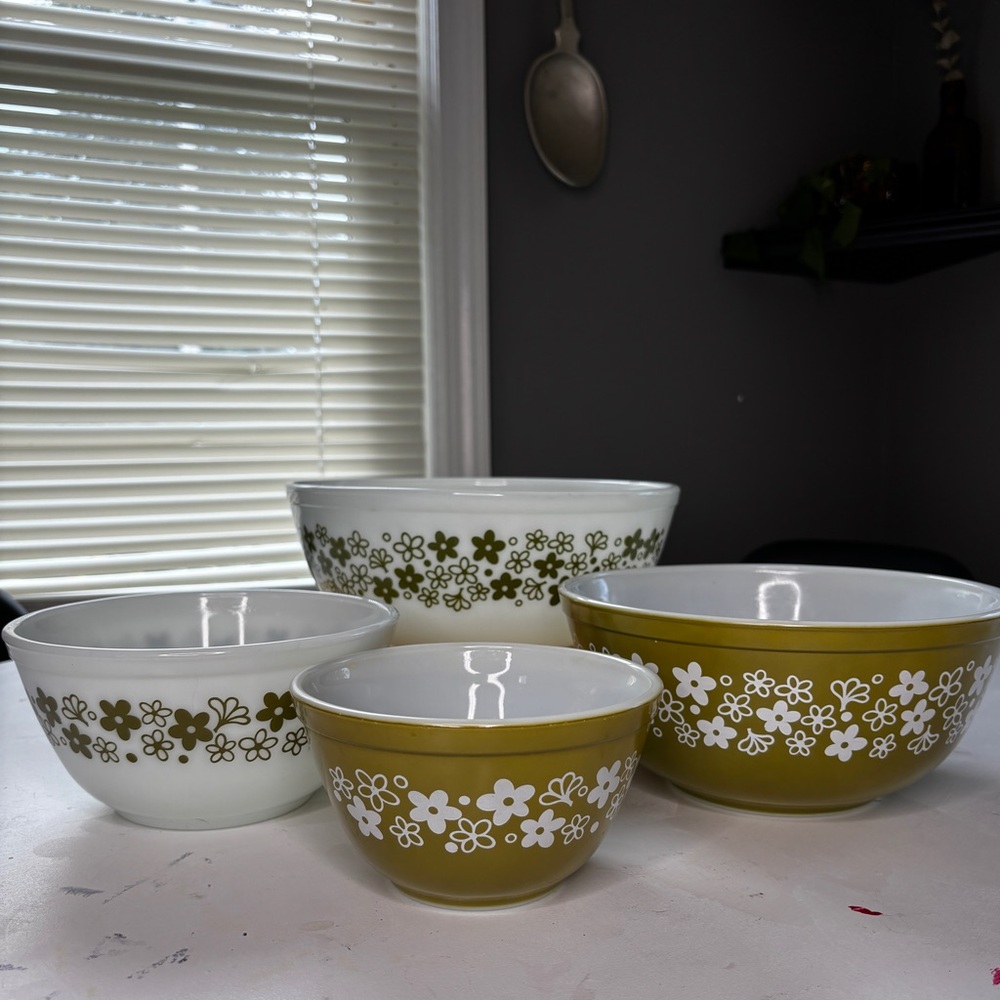 Vintage Pyrex crazy daisy mixing bowls